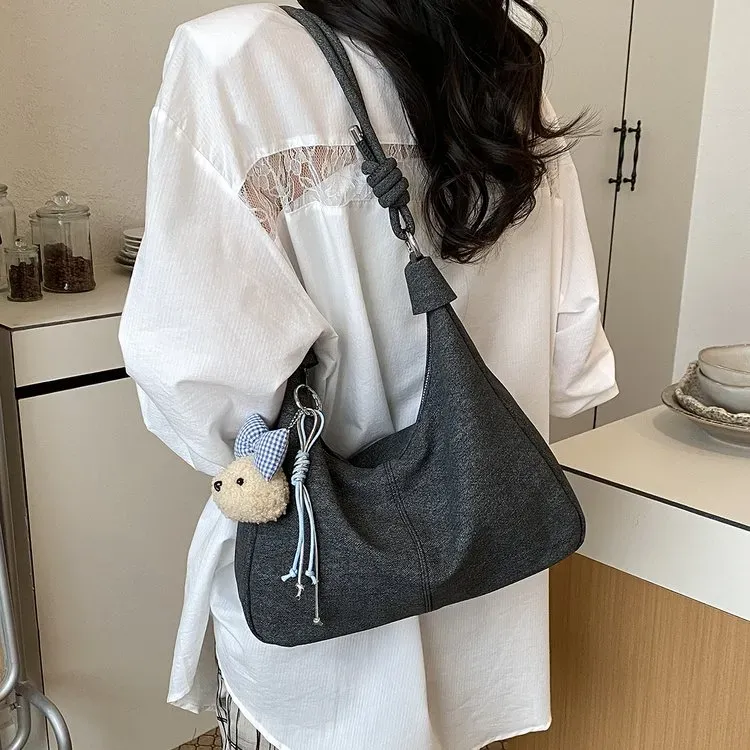 Tas Selempang Wanita Bahan PU Sintetis Polos Warna Hitam Model Hobo Tali Lebar Resleting