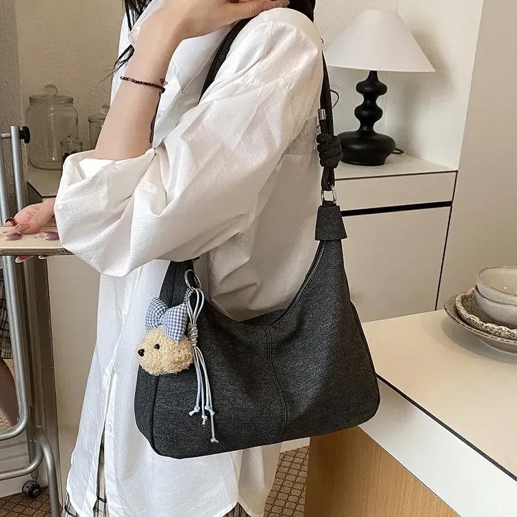 Tas Selempang Wanita Bahan PU Sintetis Polos Warna Hitam Model Hobo Tali Lebar Resleting