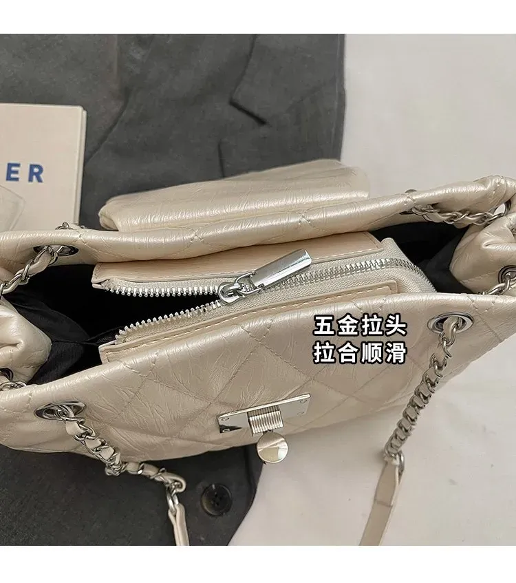 Tas Selempang Wanita Bahan PU Sintetis Model Quilted Warna Putih Bentuk Kotak Dengan Gantungan