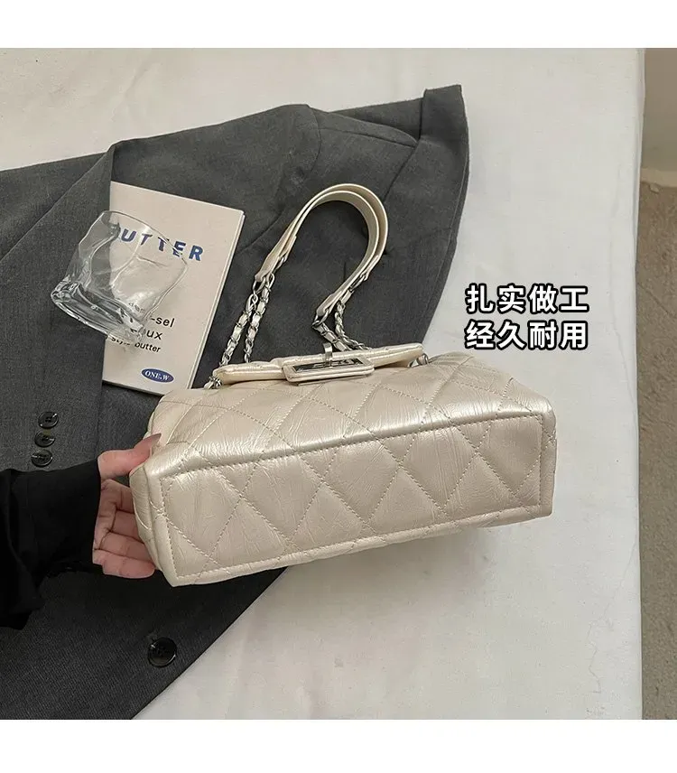 Tas Selempang Wanita Bahan PU Sintetis Model Quilted Warna Putih Bentuk Kotak Dengan Gantungan