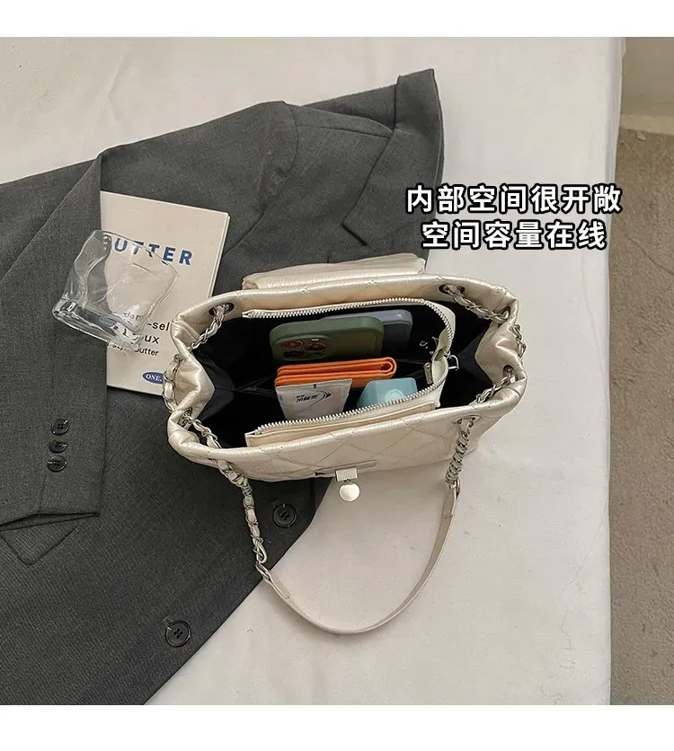 Tas Selempang Wanita Bahan PU Sintetis Model Quilted Warna Putih Bentuk Kotak Dengan Gantungan