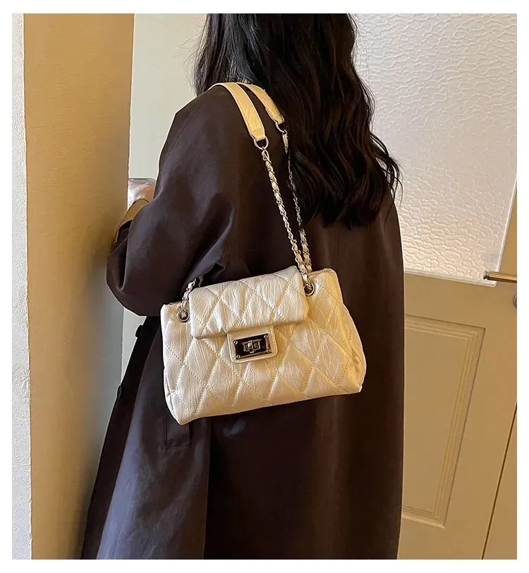 Tas Selempang Wanita Bahan PU Sintetis Model Quilted Warna Putih Bentuk Kotak Dengan Gantungan