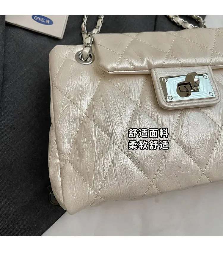 Tas Selempang Wanita Bahan PU Sintetis Model Quilted Warna Putih Bentuk Kotak Dengan Gantungan
