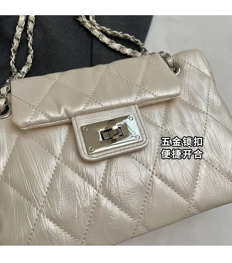 Tas Selempang Wanita Bahan PU Sintetis Model Quilted Warna Putih Bentuk Kotak Dengan Gantungan