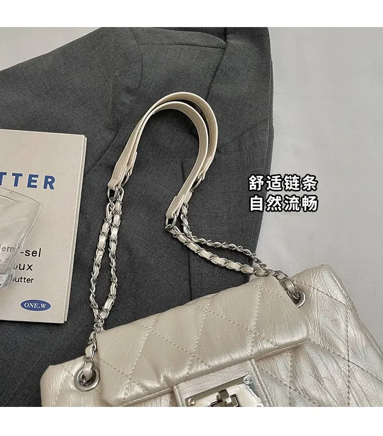 Tas Selempang Wanita Bahan PU Sintetis Model Quilted Warna Putih Bentuk Kotak Dengan Gantungan