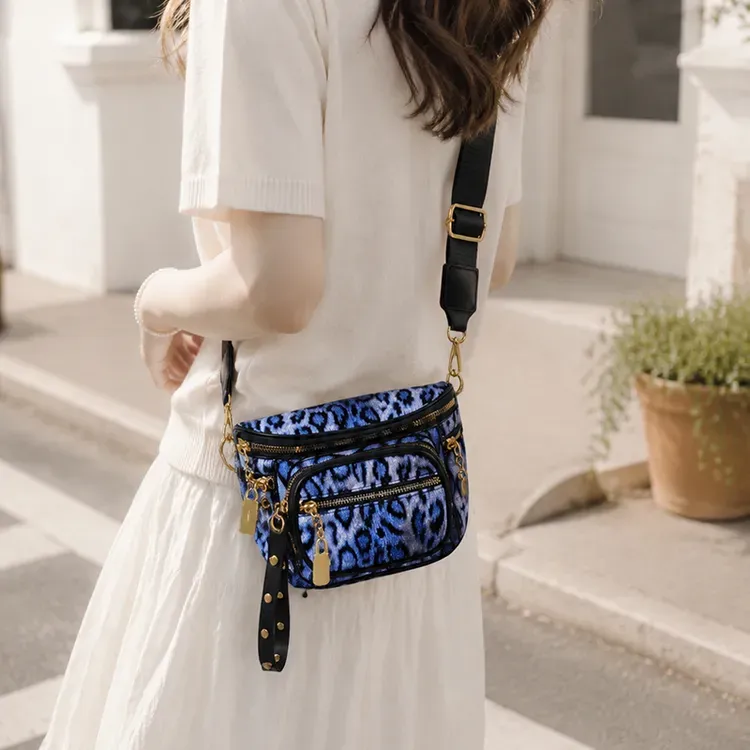 Tas Selempang Pria Motif Leopard Warna Biru Bentuk Kotak Tali Lebar Resleting Grosir Import