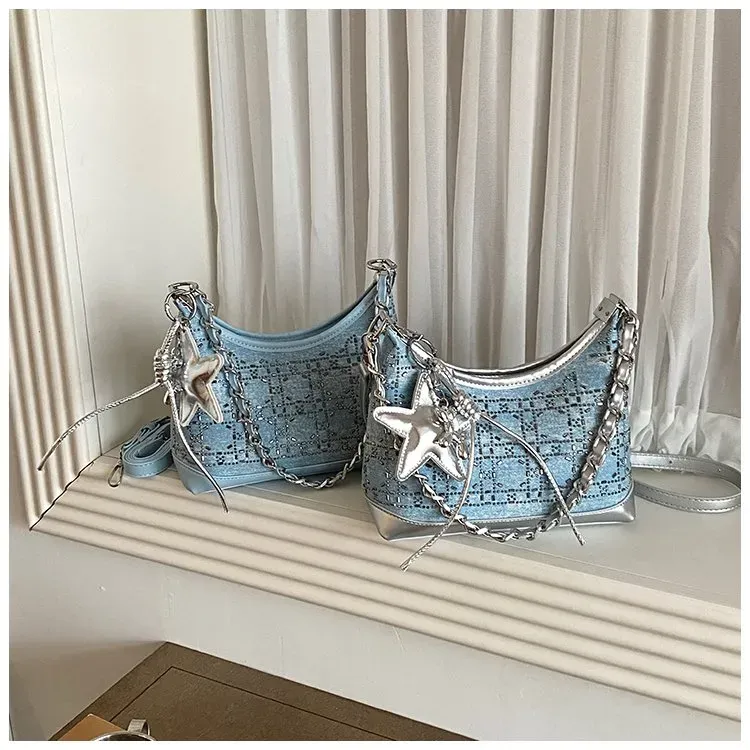 Tas Selempang Wanita Bahan Kain Motif Print Warna Biru Model Hobo Tali Rantai Grosir Import