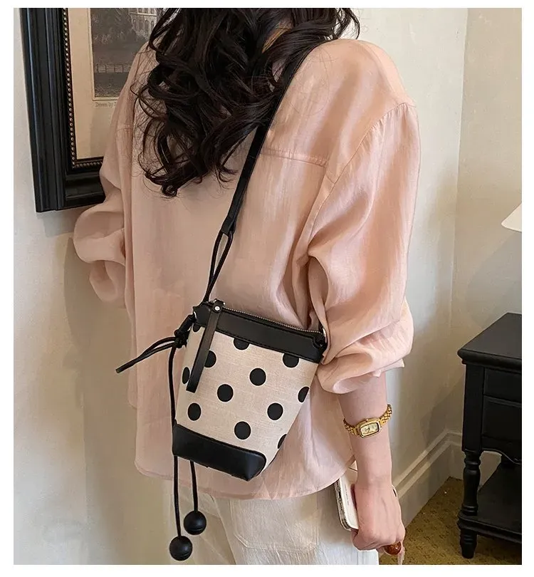 Tas Bucket Wanita Bahan PU Sintetis Motif Polkadot Warna Hitam Bentuk Bucket Resleting Grosir