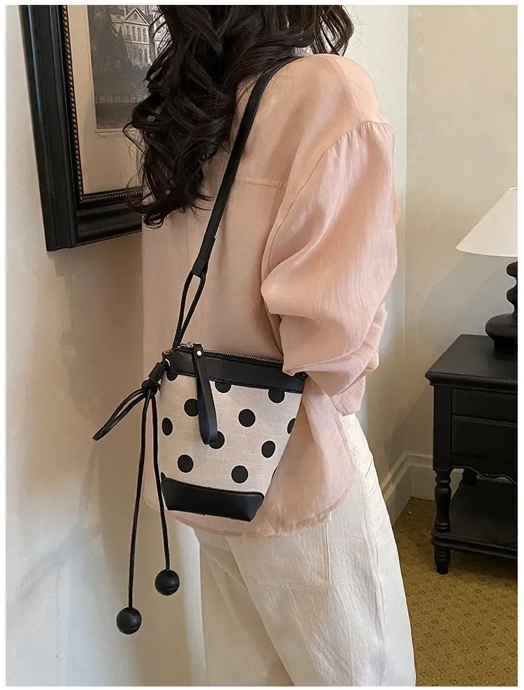 Tas Bucket Wanita Bahan PU Sintetis Motif Polkadot Warna Hitam Bentuk Bucket Resleting Grosir