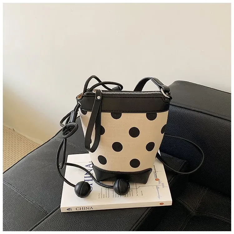 Tas Bucket Wanita Bahan PU Sintetis Motif Polkadot Warna Hitam Bentuk Bucket Resleting Grosir