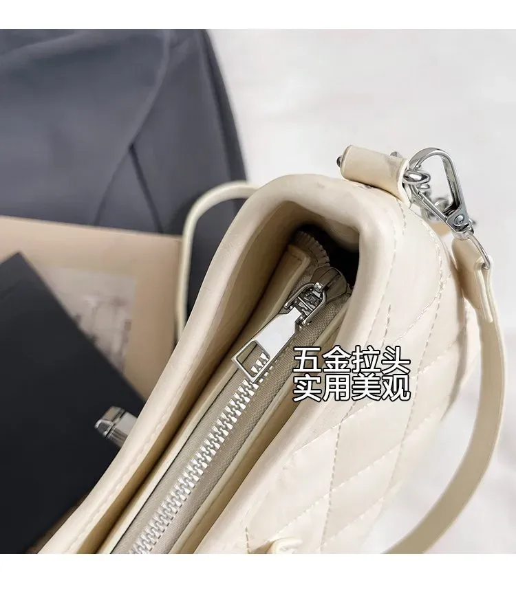 Tas Selempang Wanita Bahan PU Sintetis Model Quilted Warna Putih Bentuk Crescent Grosir Import
