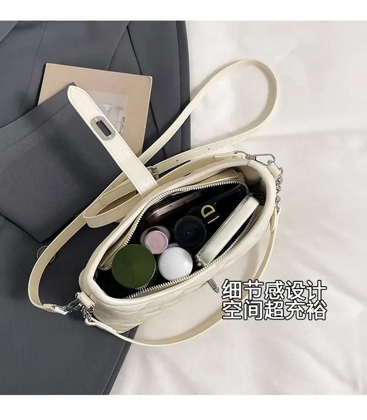 Tas Selempang Wanita Bahan PU Sintetis Model Quilted Warna Putih Bentuk Crescent Grosir Import