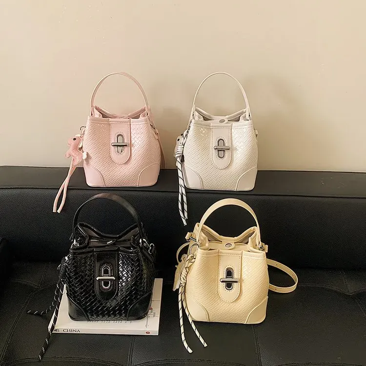 Tas Selempang Wanita Bahan PU Sintetis Polos Warna Hitam Bentuk Kotak Tali Lebar Grosir Import