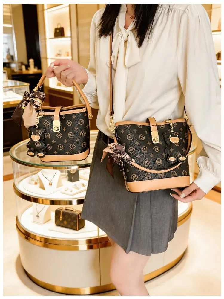 Tas Bucket Wanita Bahan PU Sintetis Motif Print Bentuk Bucket Tali Panjang Resleting Grosir