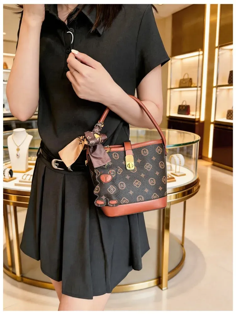Tas Bucket Wanita Bahan PU Sintetis Motif Print Bentuk Bucket Tali Panjang Resleting Grosir