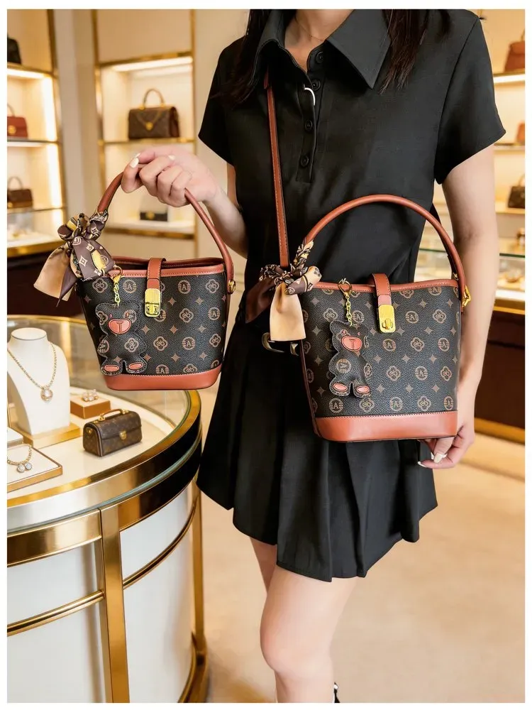 Tas Bucket Wanita Bahan PU Sintetis Motif Print Bentuk Bucket Tali Panjang Resleting Grosir