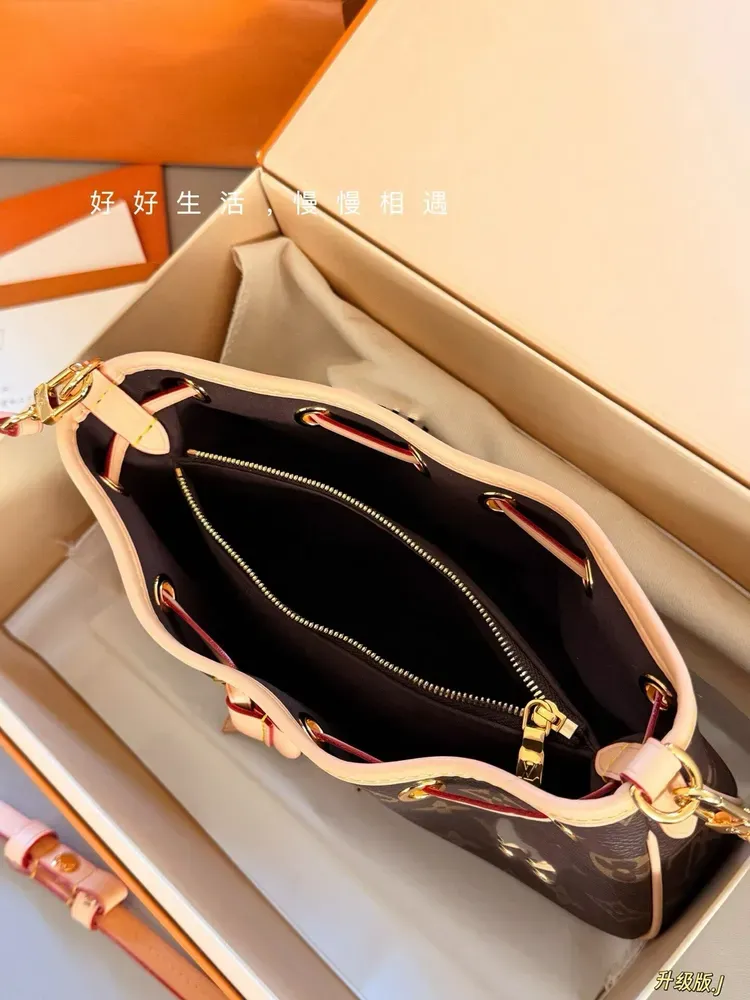 Tas Selempang Wanita Bahan Kain Motif Print Warna Merah Bentuk Kotak Tali Lebar Grosir Import