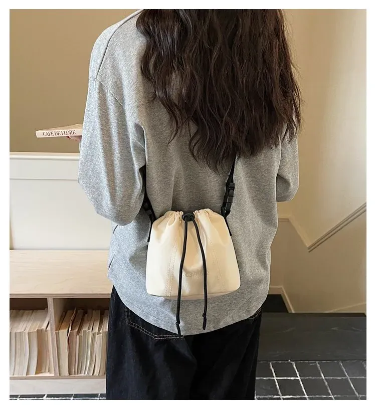 Tas Bucket Wanita Bahan PU Sintetis Polos Bentuk Bucket Tali Panjang Resleting Grosir Import