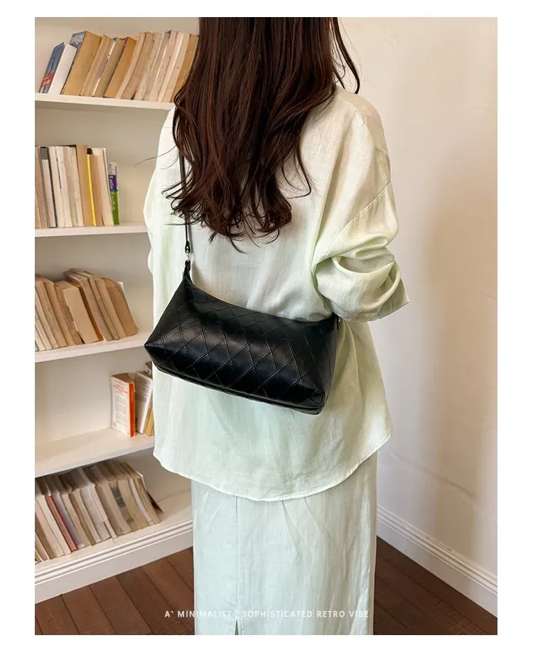 Tas Selempang Wanita Bahan PU Sintetis Model Quilted Warna Hitam Model Hobo Tali Resleting