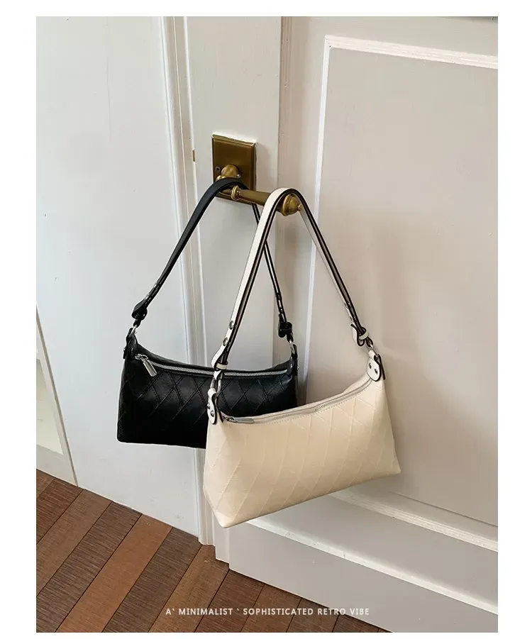 Tas Selempang Wanita Bahan PU Sintetis Model Quilted Warna Hitam Model Hobo Tali Resleting