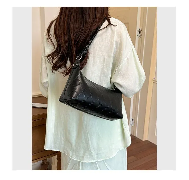 Tas Selempang Wanita Bahan PU Sintetis Model Quilted Warna Hitam Model Hobo Tali Resleting