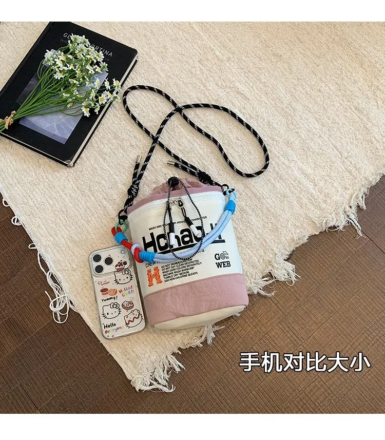 Tas Selempang Wanita Bahan Nylon Polos Warna Hitam Bentuk Kotak Tali Panjang Bahan Polyester