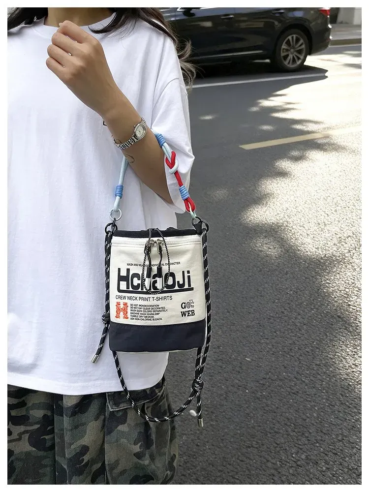 Tas Selempang Wanita Bahan Nylon Polos Warna Hitam Bentuk Kotak Tali Panjang Bahan Polyester