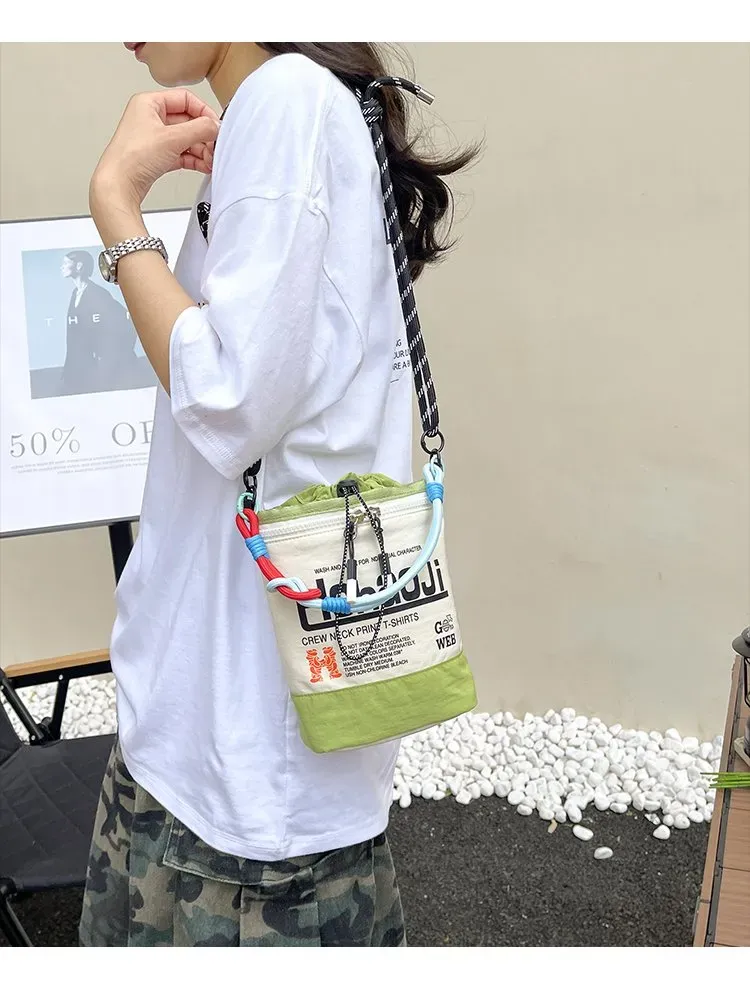 Tas Selempang Wanita Bahan Nylon Polos Warna Hitam Bentuk Kotak Tali Panjang Bahan Polyester