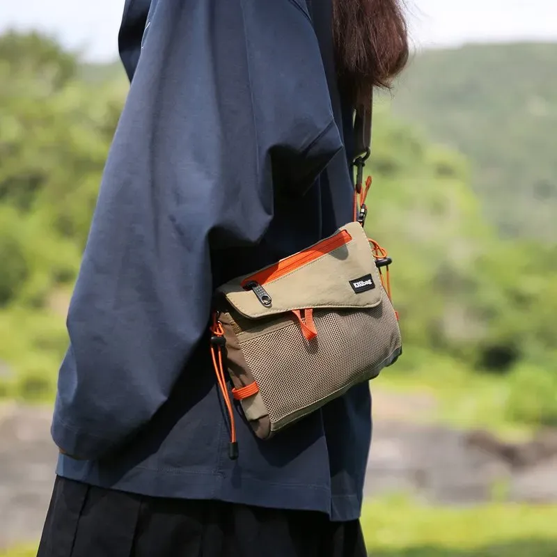 Tas Selempang Wanita Bahan Kain Polos Bentuk Kotak Tali Panjang Resleting Dengan Gantungan