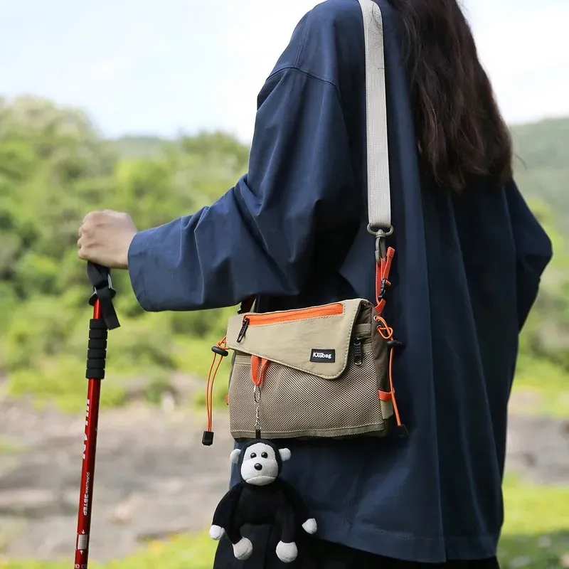 Tas Selempang Wanita Bahan Kain Polos Bentuk Kotak Tali Panjang Resleting Dengan Gantungan