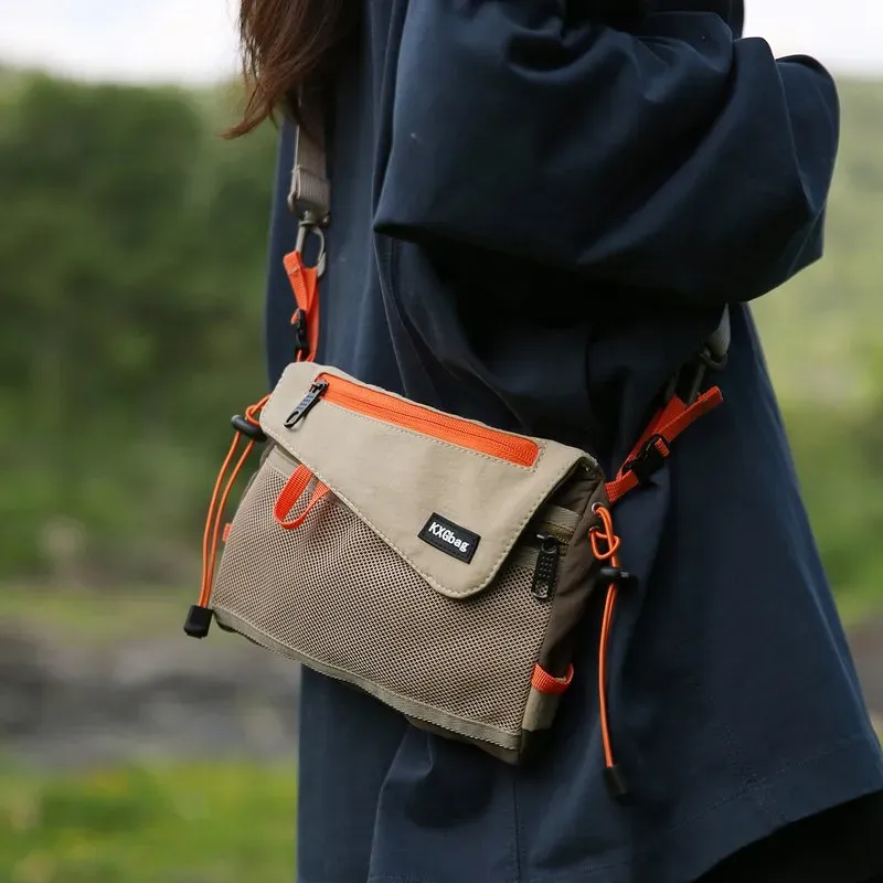 Tas Selempang Wanita Bahan Kain Polos Bentuk Kotak Tali Panjang Resleting Dengan Gantungan