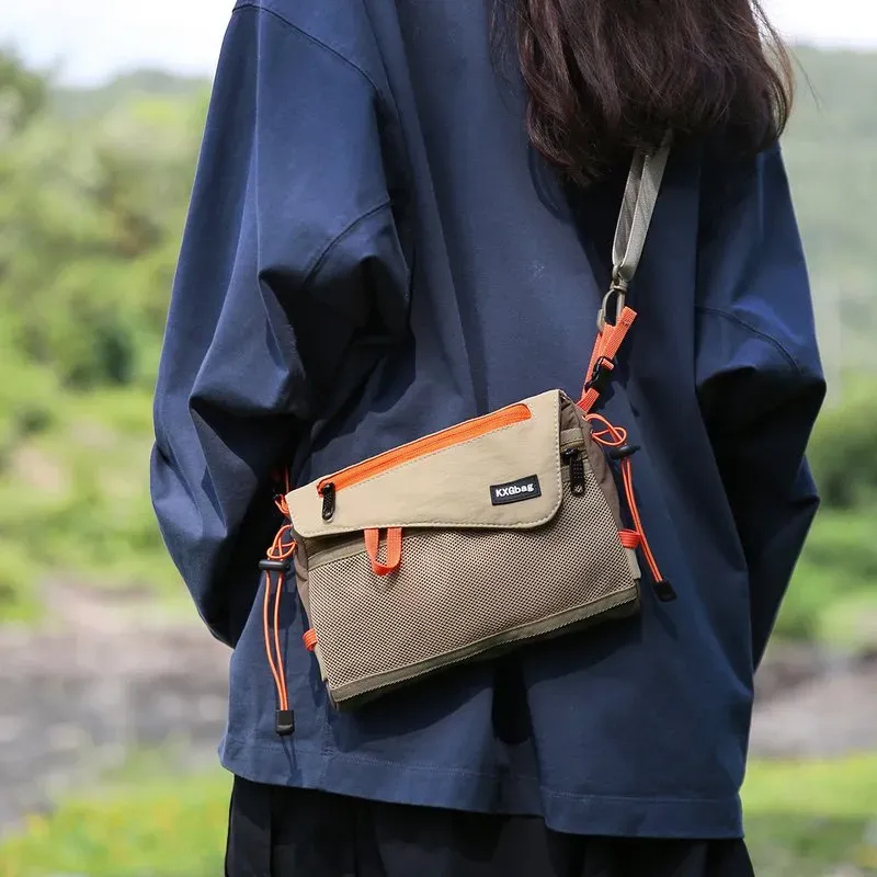 Tas Selempang Wanita Bahan Kain Polos Bentuk Kotak Tali Panjang Resleting Dengan Gantungan