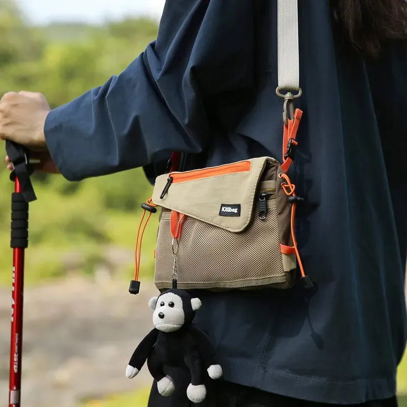 Tas Selempang Wanita Bahan Kain Polos Bentuk Kotak Tali Panjang Resleting Dengan Gantungan