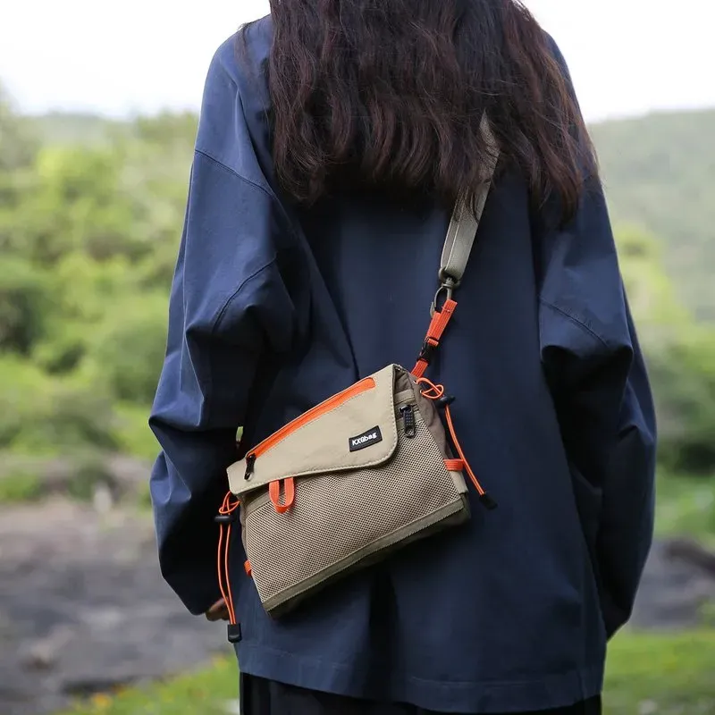 Tas Selempang Wanita Bahan Kain Polos Bentuk Kotak Tali Panjang Resleting Dengan Gantungan