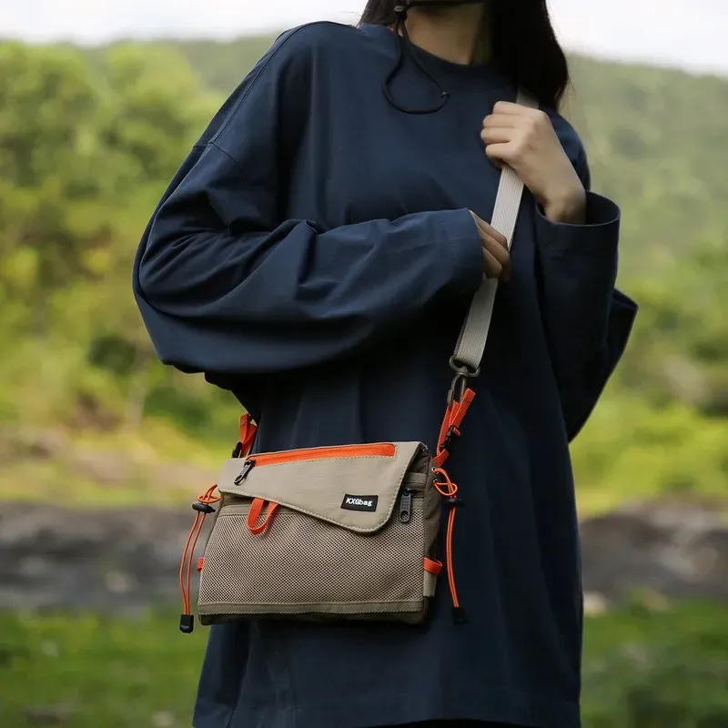 Tas Selempang Wanita Bahan Kain Polos Bentuk Kotak Tali Panjang Resleting Dengan Gantungan