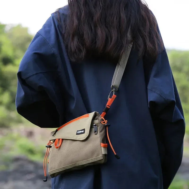 Tas Selempang Wanita Bahan Kain Polos Bentuk Kotak Tali Panjang Resleting Dengan Gantungan