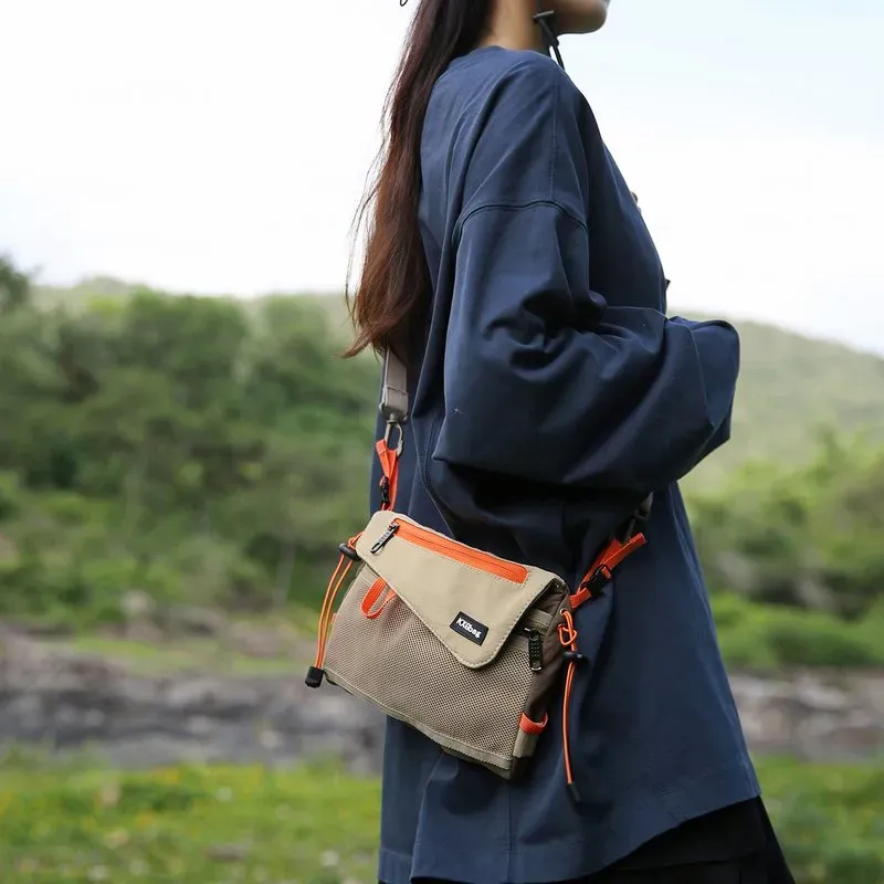 Tas Selempang Wanita Bahan Kain Polos Bentuk Kotak Tali Panjang Resleting Dengan Gantungan