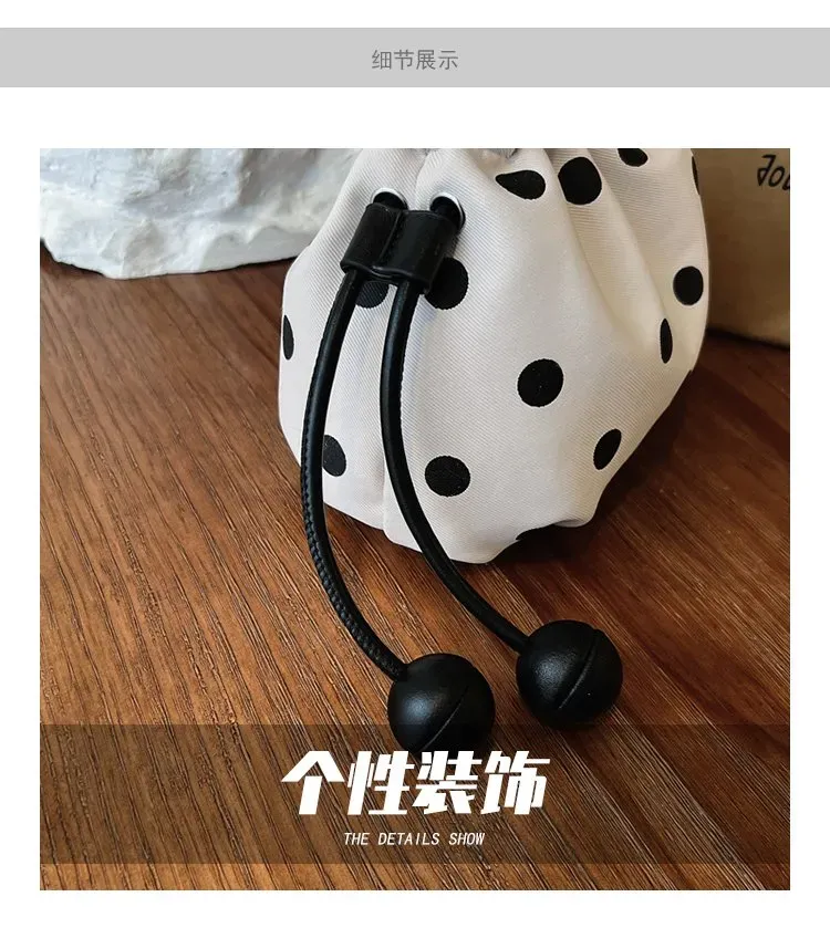 Tas Selempang Wanita Bahan PU Sintetis Motif Polkadot Warna Putih Bentuk Bulat Katalog Grosir