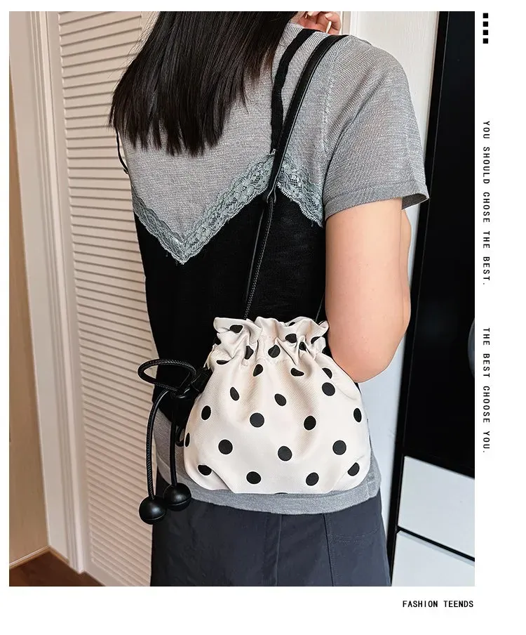 Tas Selempang Wanita Bahan PU Sintetis Motif Polkadot Warna Putih Bentuk Bulat Katalog Grosir