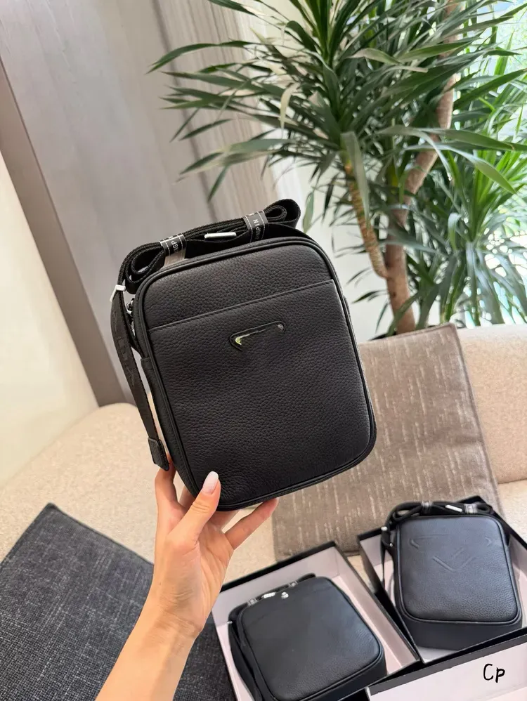 Tas Selempang Pria Bahan Kain Polos Warna Hitam Bentuk Kotak Tali Panjang Koleksi Reseller