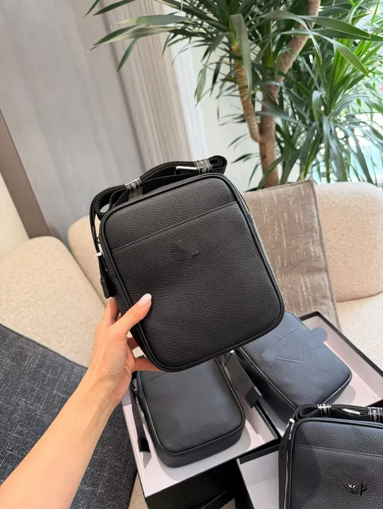 Tas Selempang Pria Bahan Kain Polos Warna Hitam Bentuk Kotak Tali Panjang Koleksi Reseller