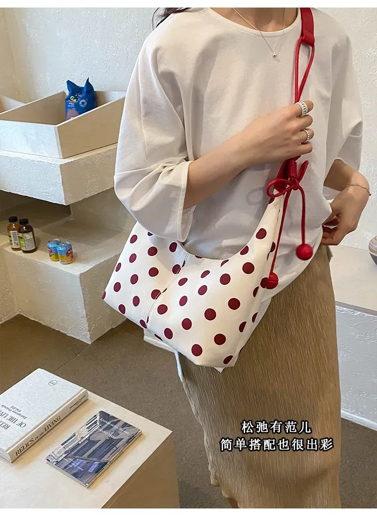 Tas Selempang Wanita Bahan PU Sintetis Motif Polkadot Warna Hitam Model Hobo Stok Grosir