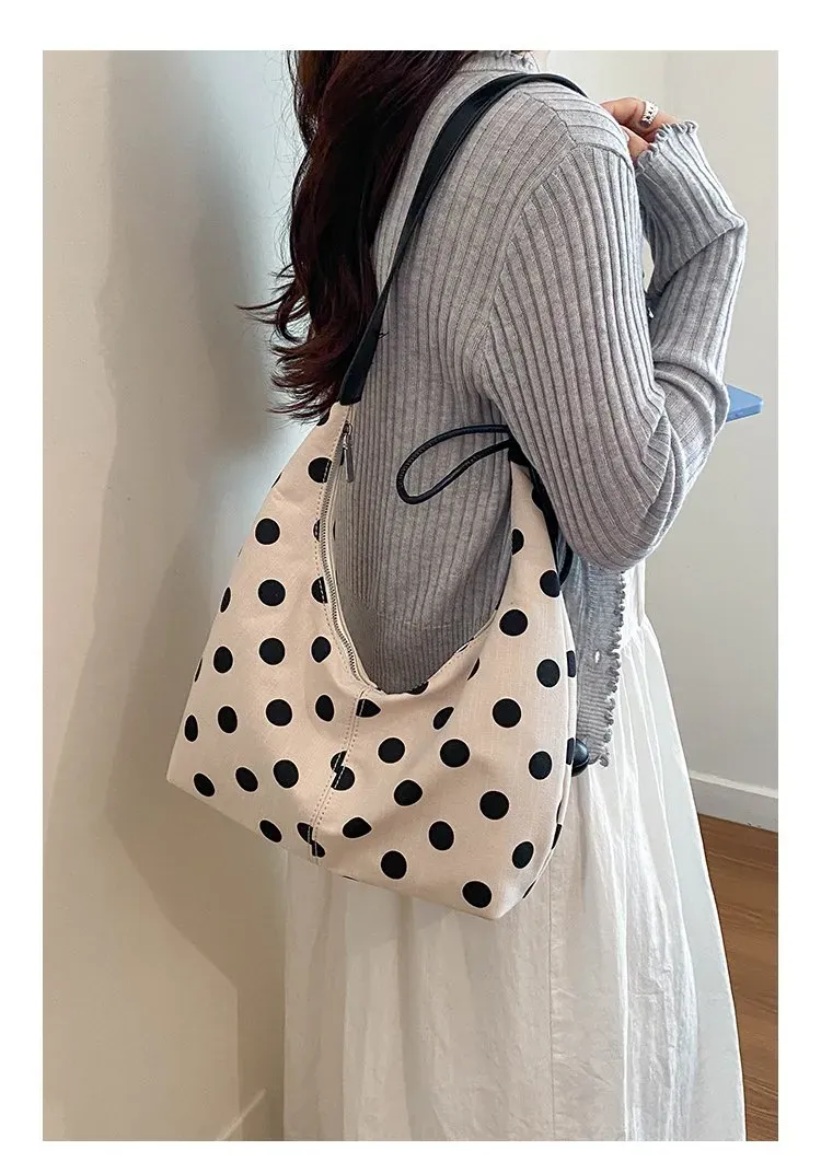 Tas Selempang Wanita Bahan PU Sintetis Motif Polkadot Warna Hitam Model Hobo Stok Grosir