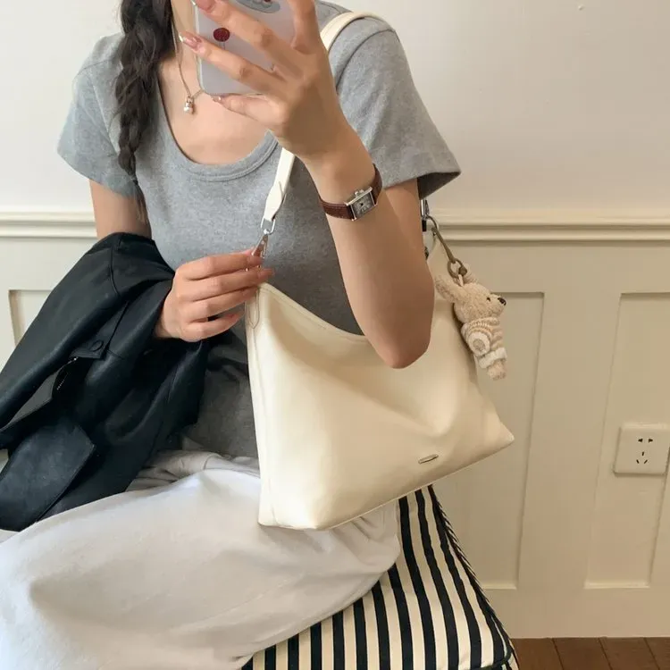 Tas Selempang Wanita Bahan PU Sintetis Polos Model Hobo Tali Panjang Resleting Grosir Import