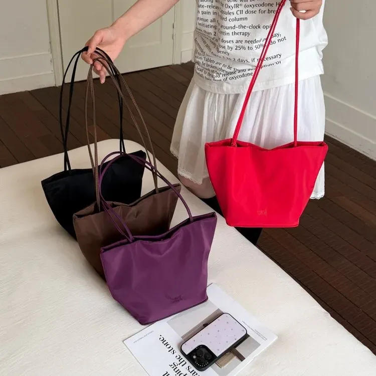 Tas Bucket Wanita Bahan Nylon Polos Warna Merah Bentuk Bucket Tali Panjang Casual Grosir Import