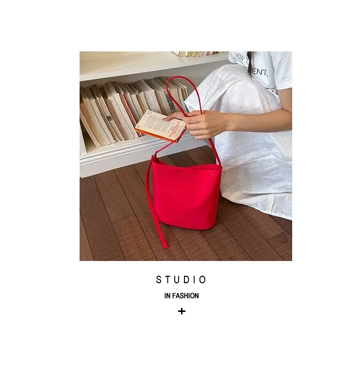 Tas Bucket Wanita Bahan PU Sintetis Polos Warna Merah Bentuk Bucket Tali Panjang Grosir Import