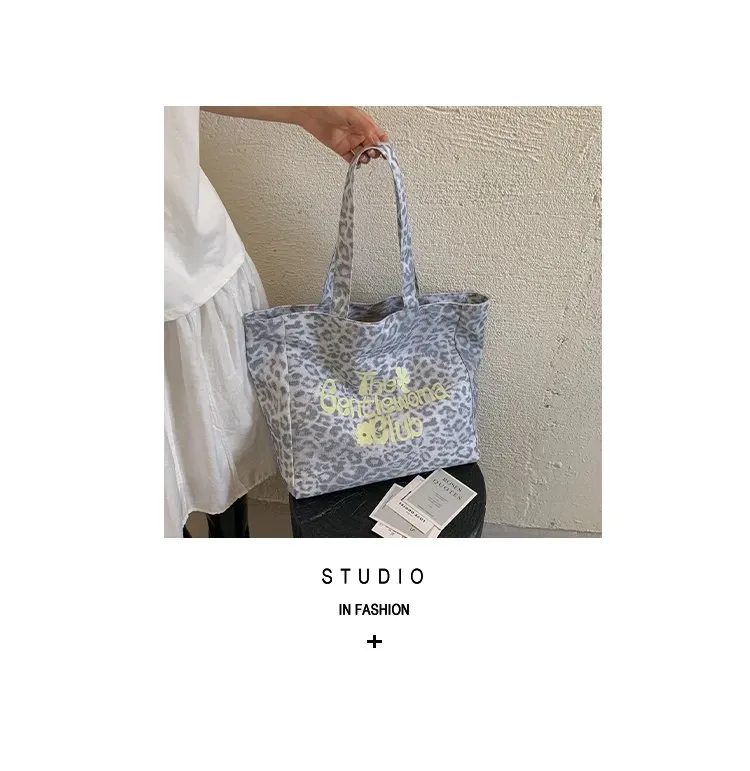 Tas Selempang Wanita Bahan PU Sintetis Motif Print Warna Abu-Abu Bentuk Kotak Resleting Grosir