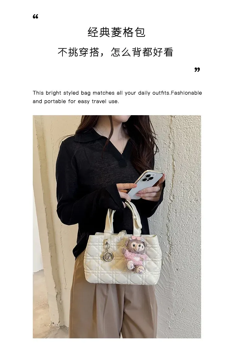 Tas Selempang Wanita Bahan PU Sintetis Model Quilted Warna Hitam Bentuk Kotak Dengan Gantungan