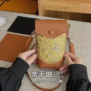 Tas Selempang Wanita Bahan PU Sintetis Motif Print Warna Kuning Bentuk Kotak untuk Toko Online