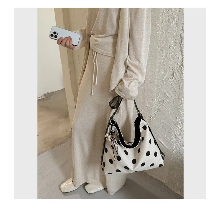 Tas Selempang Wanita Bahan PU Sintetis Motif Polkadot Warna Hitam Model Hobo Model Import
